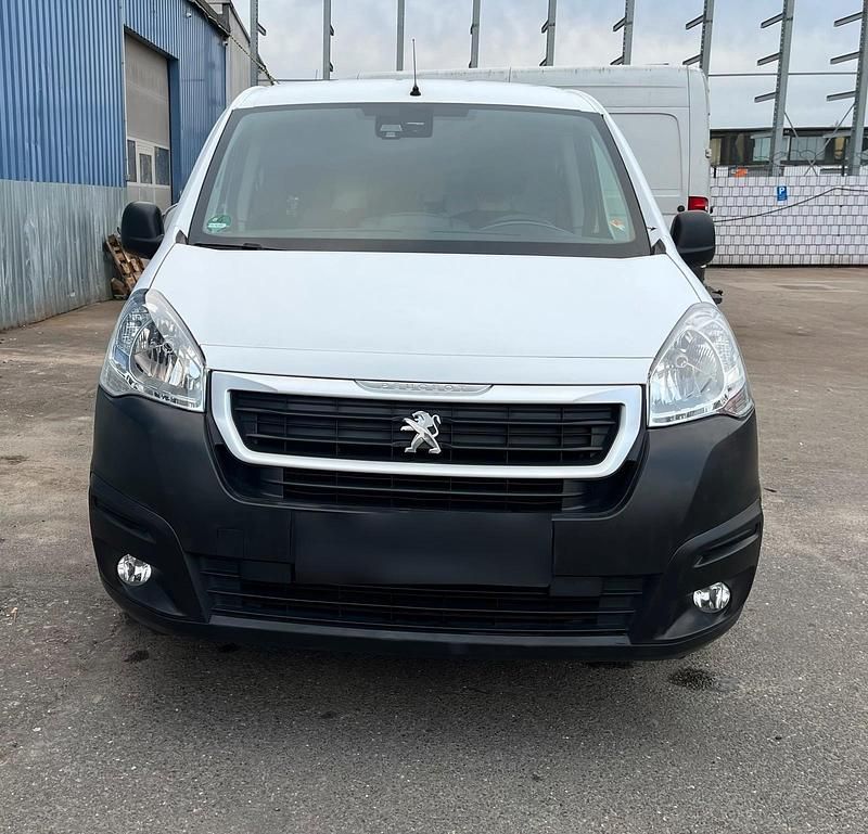 Gebraucht Peugeot Partner 99 PS (72 kW) 2017 Weiß Van / Kleinbus