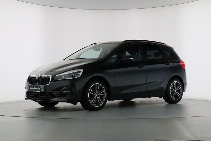 Black sapphire metallic Gebraucht 2019 BMW 220 Active Tourer Sport Line Van / Kleinbus | 19.889 € (Fairer Preis) - Bild 1/4
