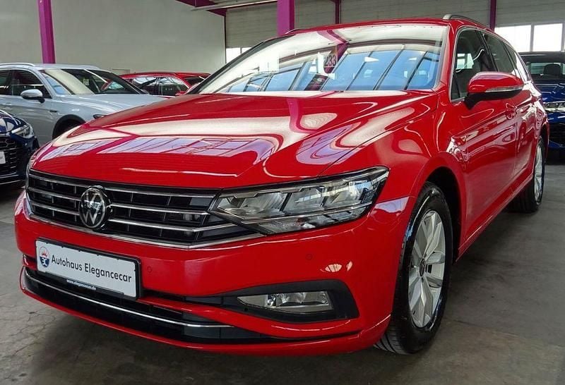 Gebraucht VW Passat 122 PS (89 kW) 2023 Rot Kombi