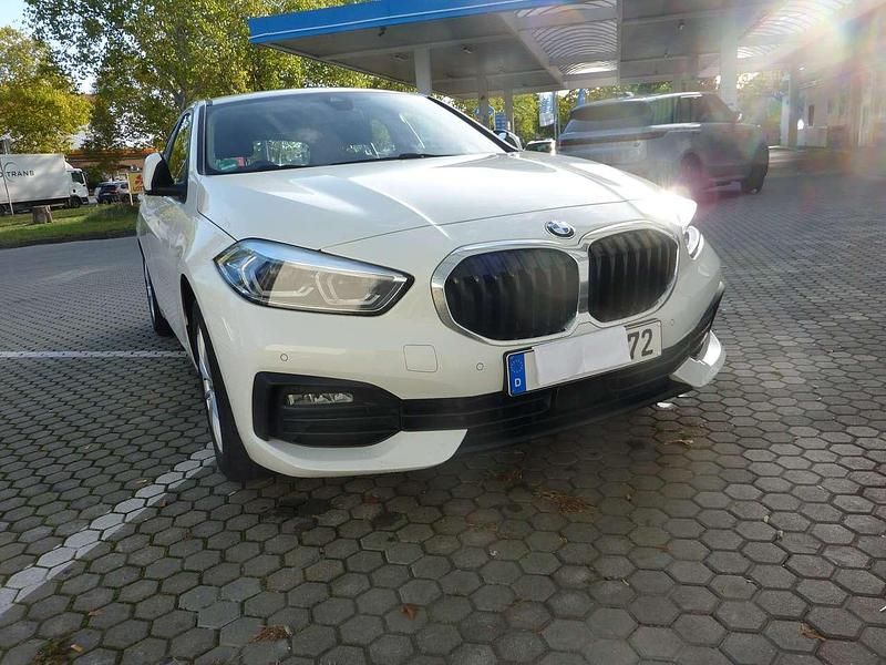 Weiß Gebraucht 2020 BMW 118 Advantage Kleinwagen | 17.900 € (Fairer Preis) - Bild 1/4