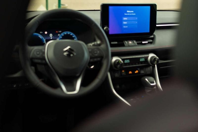 Gebraucht Suzuki Across 185 PS (136 kW) 2025 Platinium white pearl met SUV