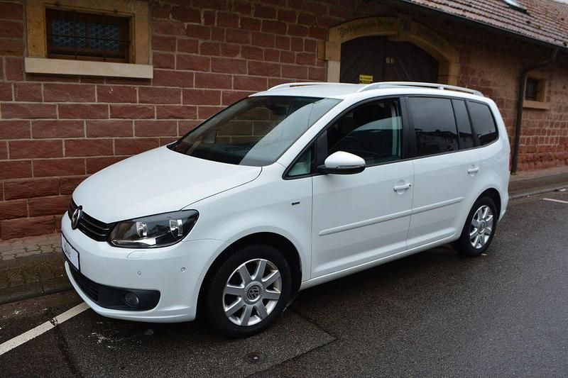 Weiß Gebraucht 2015 VW Touran Cup Van / Kleinbus | 6.499 € (Guter Preis) - Bild 1/4