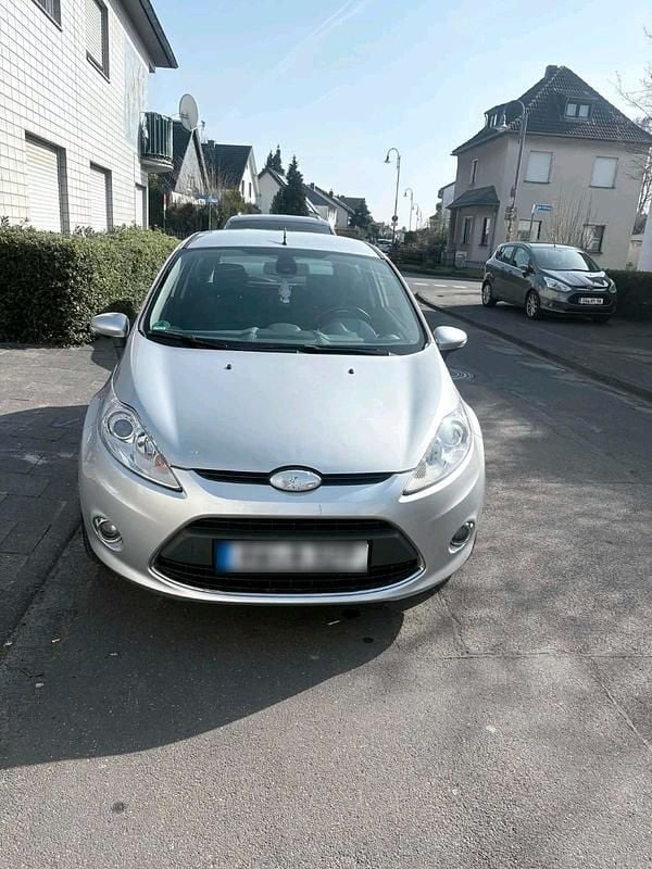 Gebraucht Ford Fiesta 82 PS (60 kW) 2010 Silber Kleinwagen