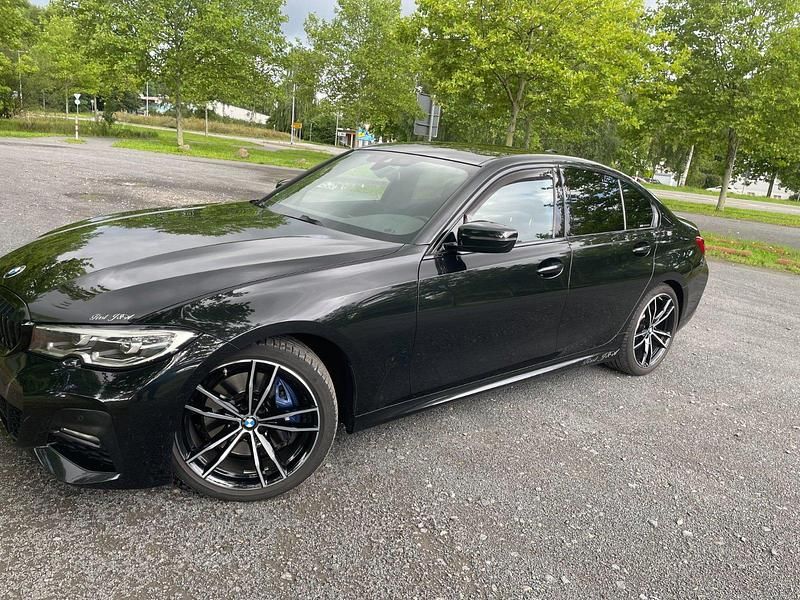 Schwarz Gebraucht 2019 BMW 320 M Sport Limousine | 26.999 € (Superpreis) - Bild 1/4