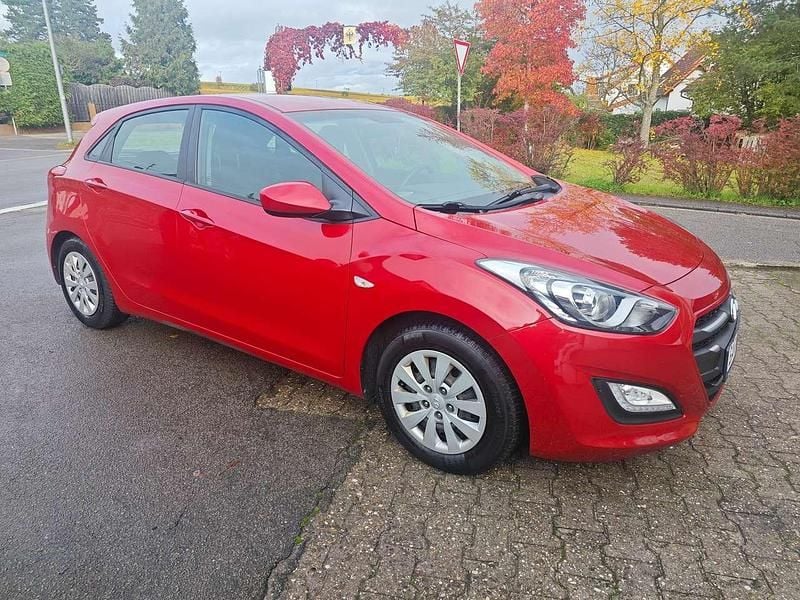 Ultimate red Gebraucht 2015 Hyundai i30 Classic Kleinwagen | 6.495 € (Guter Preis) - Bild 1/4