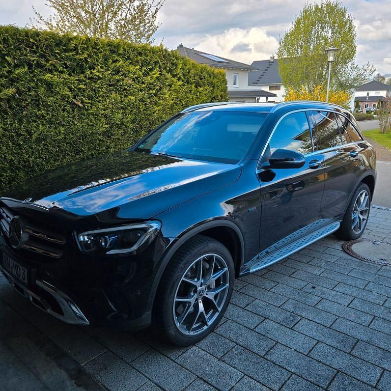 Schwarz Gebraucht 2021 Mercedes GLC300e AMG SUV | 36.400 € (Guter Preis) - Bild 1/4