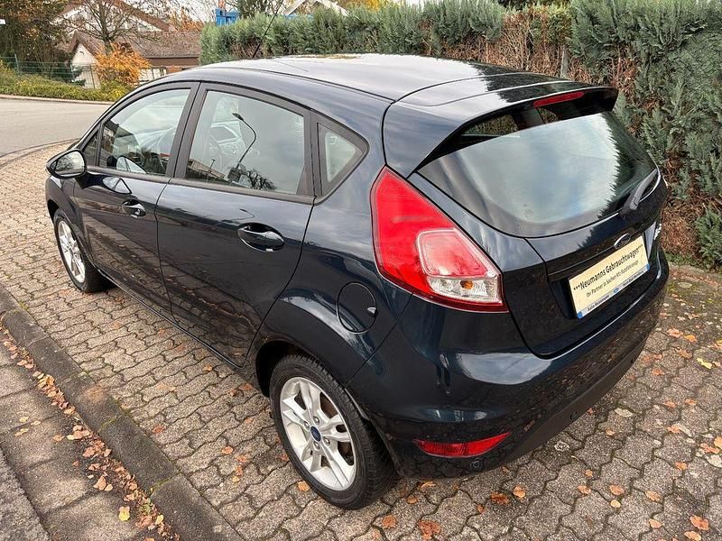 Gebraucht Ford Fiesta Trend 60 PS (44 kW) 2016 Blau Limousine