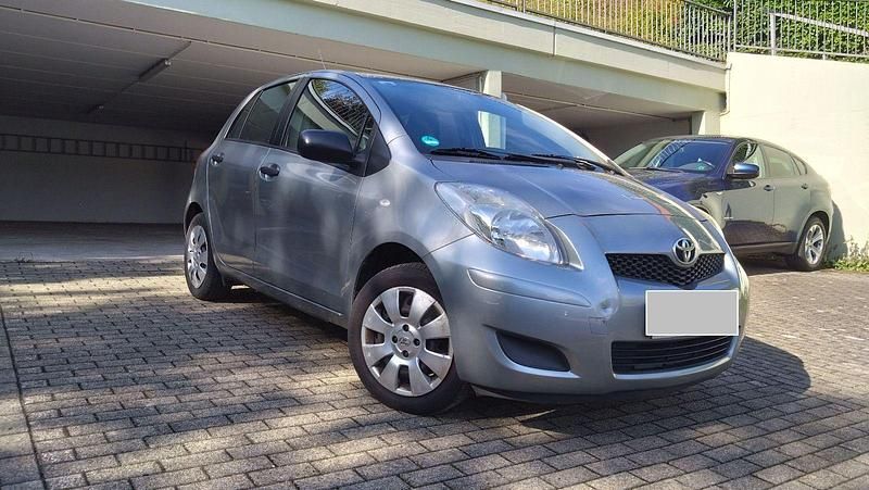 Gebraucht Toyota Yaris Cool 69 PS (50 kW) 2010 Silber Limousine