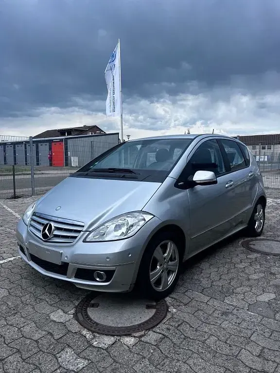 Gebraucht Mercedes A160 Avantgarde 95 PS (69 kW) 2012 Silber Limousine