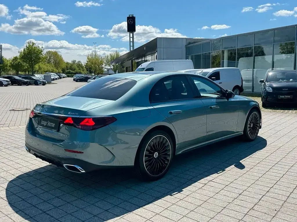 Używany Mercedes E400 Premium 381 KM (280 kW) 2024 Zielony Sedan/Limuzyna