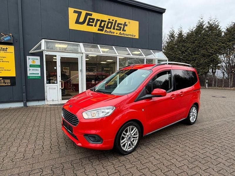 Gebraucht Ford Tourneo Courier Titanium 101 PS (74 kW) 2019 Rot Van / Kleinbus