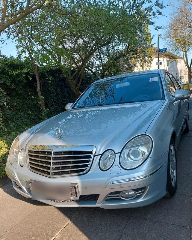 Silber Gebraucht 2007 Mercedes E220 Limousine | 5.400 € (Fairer Preis) - Bild 1/4