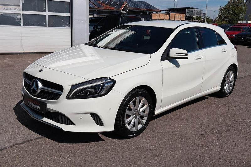 Weiß Gebraucht 2017 Mercedes A180 Urban Limousine | 10.850 € (Fairer Preis) - Bild 1/4
