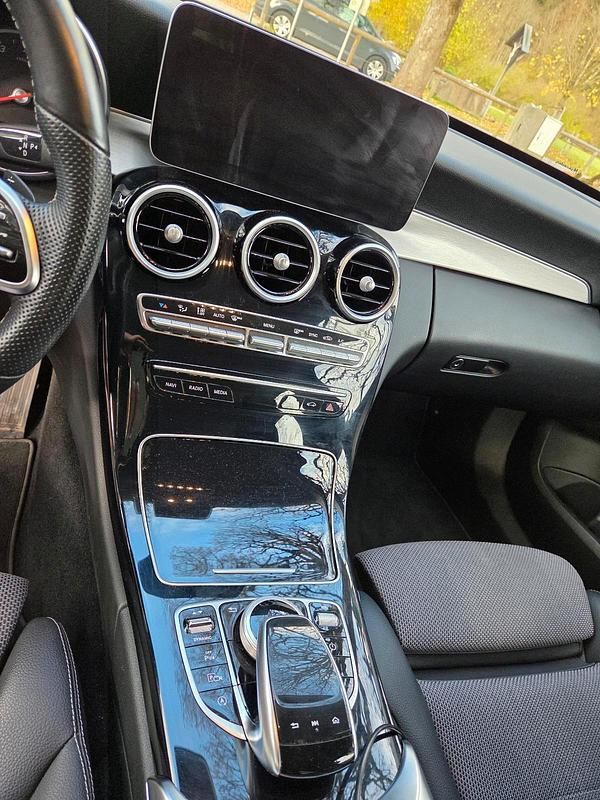 Gebraucht Mercedes C200 Avantgarde 184 PS (135 kW) 2020 Rot Kombi