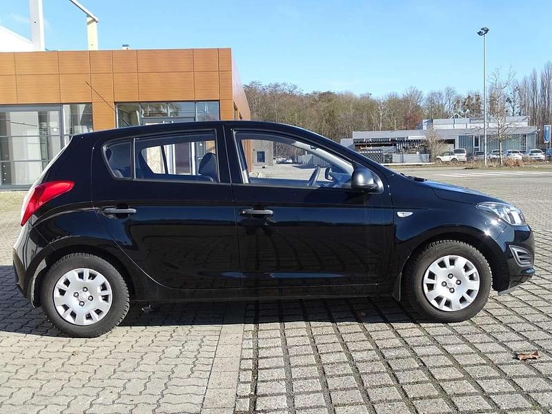 Gebraucht Hyundai i20 86 PS (63 kW) 2015 Schwarz Limousine