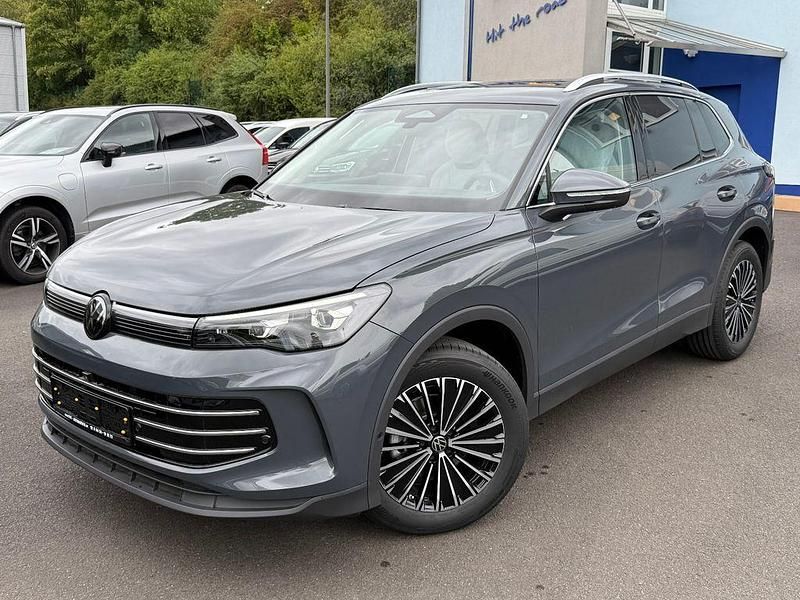 Grau Gebraucht 2024 VW Tiguan Elegance SUV | 41.900 € (Teuer) - Bild 1/4