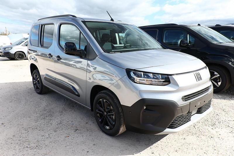 Neu Fiat Doblò 131 PS (96 kW) 2025 Maestro grau metallic maestro grau metallic Van / Kleinbus