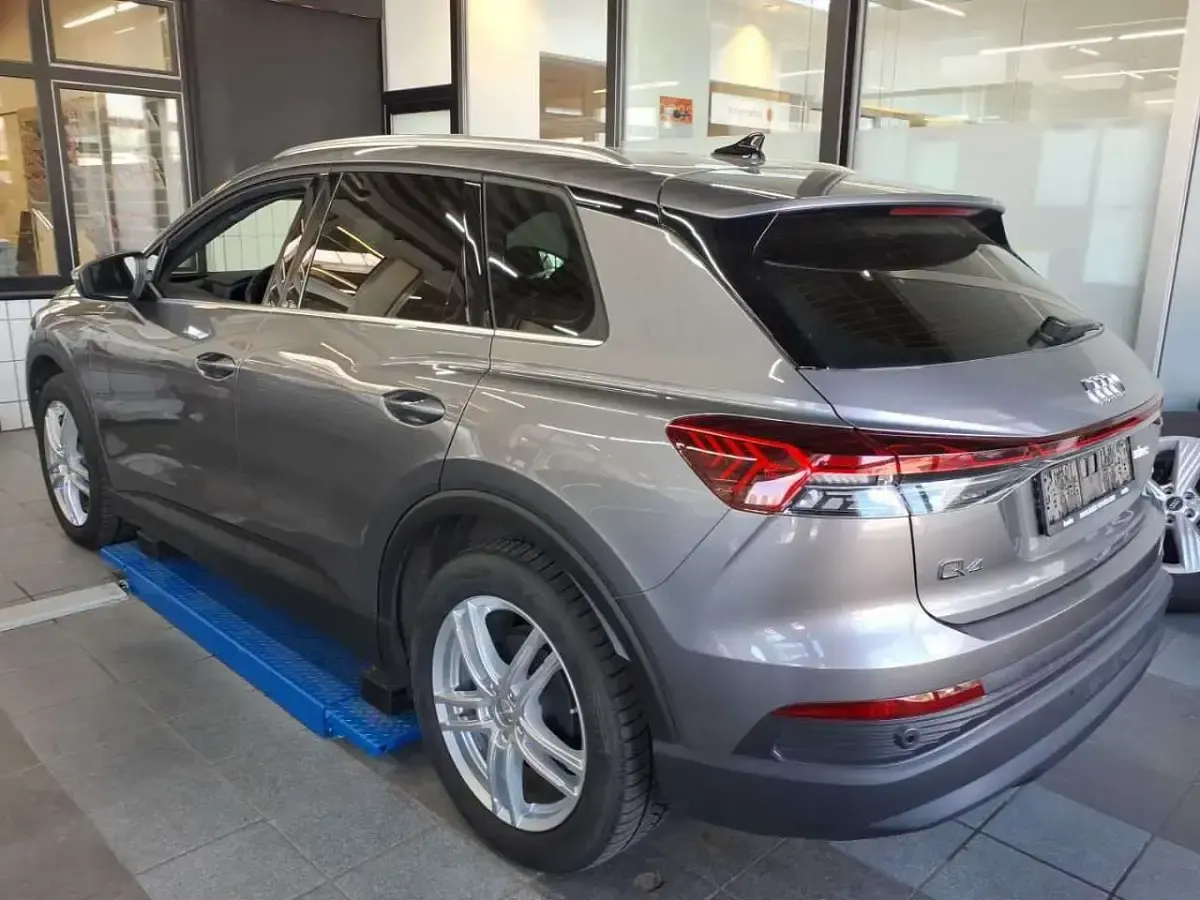 Gebraucht Audi Q4 e-tron Advanced Plus 150 kW (204 PS) 2023 Taifungrau metallic SUV