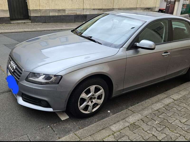 Grau Gebraucht 2011 Audi A4 Attraction Limousine | 5.800 € (Superpreis) - Bild 1/4