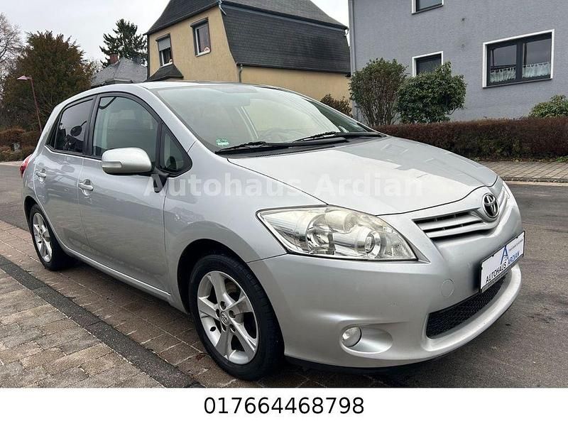 Grau Gebraucht 2012 Toyota Auris Travel Limousine | 4.699 € (Etwas zu teuer) - Bild 1/4