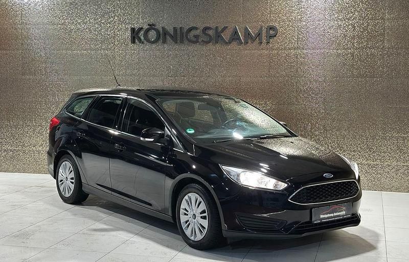 Schwarz Gebraucht 2015 Ford Focus Trend Limousine | 6.790 € (Fairer Preis) - Bild 1/4