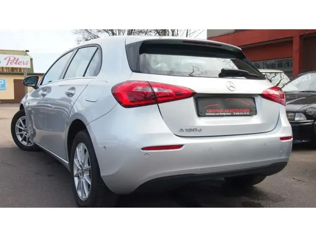 Gebraucht Mercedes A180 116 PS (85 kW) 2020 Iridiumsilber (metallic) Kleinwagen