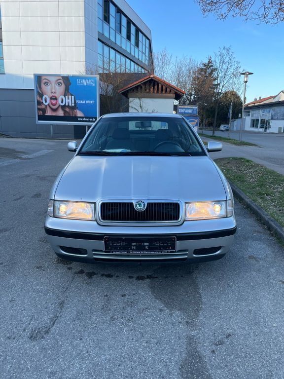 Silber Gebraucht 2003 Skoda Octavia Ambiente Limousine | 699 € (Superpreis) - Bild 1/4