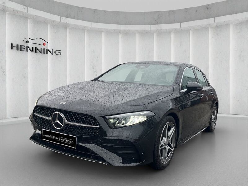 lack kosmosschwarz Gebraucht 2024 Mercedes A200 AMG Line Premium Limousine | 35.770 € (Etwas zu teuer) - Bild 1/4