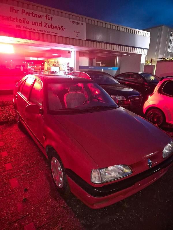 Rot Gebraucht 1995 Renault 19 Limousine | 4.999 € - Bild 1/4