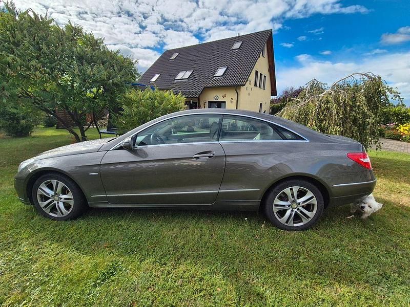 Beige Gebraucht 2009 Mercedes E250 Avantgarde Coupé | 16.600 € (Teuer) - Bild 1/4