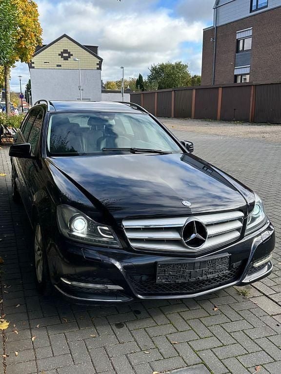 Schwarz Gebraucht 2012 Mercedes C200 Avantgarde Limousine | 8.300 € (Superpreis) - Bild 1/4