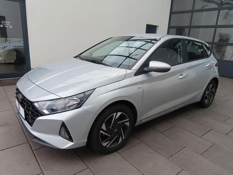 Silber Gebraucht 2023 Hyundai i20 Trend Limousine | 15.985 € - Bild 1/4