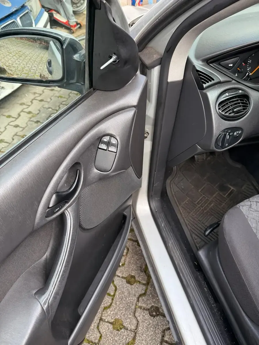 Gebraucht Ford Focus 75 PS (55 kW) 2001 Silber Kombi