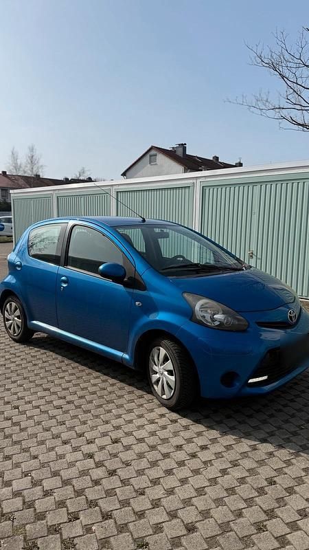 Gebraucht Toyota Aygo 68 PS (50 kW) 2013 Blau Kleinwagen