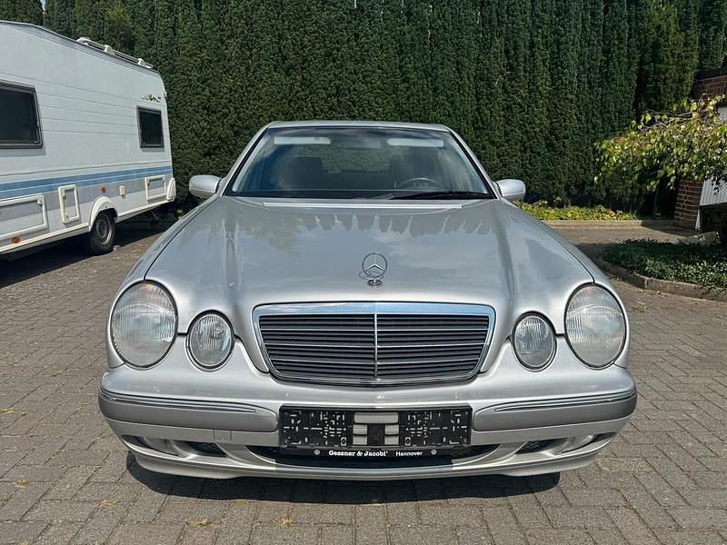 Grau Gebraucht 2001 Mercedes E200 Elegance Limousine | 2.950 € (Guter Preis) - Bild 1/4