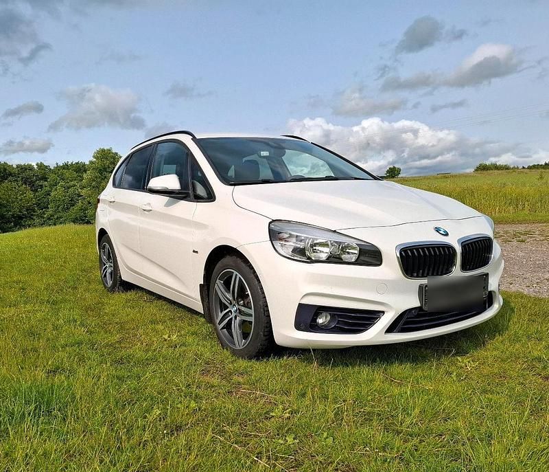 Weiß Gebraucht 2015 BMW 220 Sport Line Van / Kleinbus | 12.200 € (Fairer Preis) - Bild 1/4