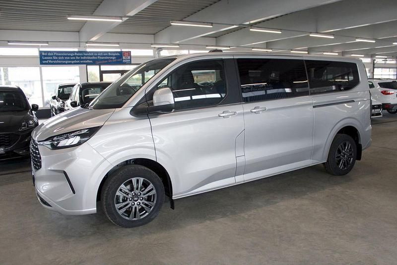 Gebraucht Ford Tourneo Titanium 136 PS (100 kW) 2025 Silber Van / Kleinbus