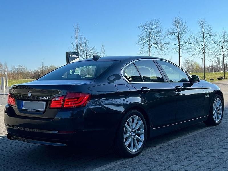 Gebraucht BMW 528 258 PS (189 kW) 2010 Grau Limousine