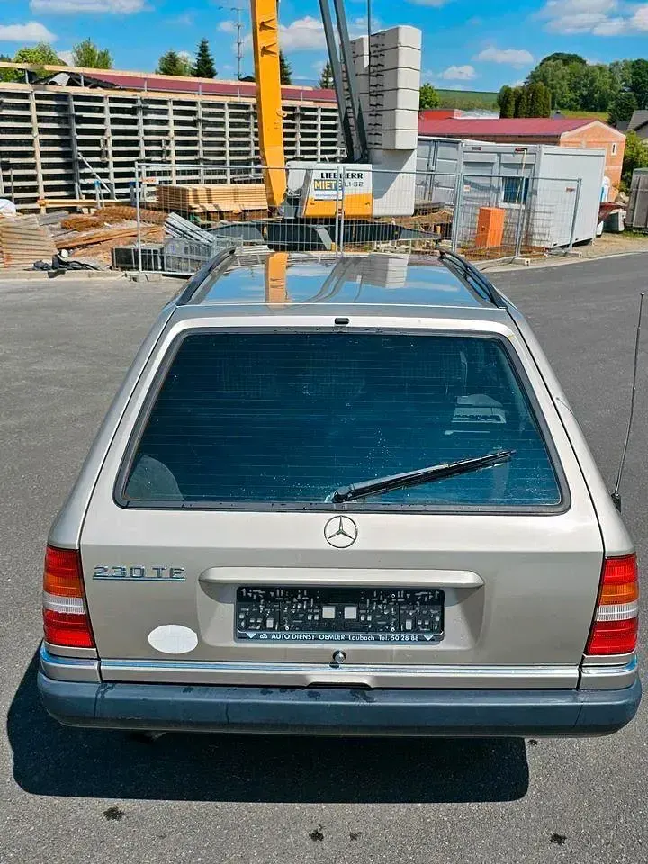 Używany Mercedes E230 132 KM (97 kW) 1992 Kombi