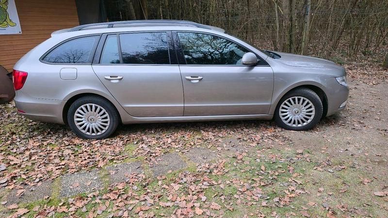 Beige Gebraucht 2011 Skoda Superb Comfort Kombi | 6.000 € (Fairer Preis) - Bild 1/4
