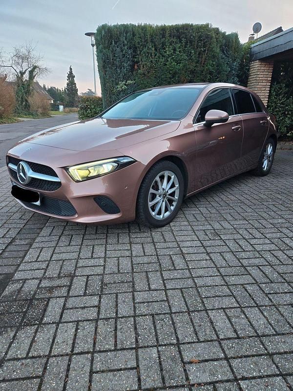 Braun Gebraucht 2022 Mercedes A200 Limousine | 21.500 € (Superpreis) - Bild 1/4