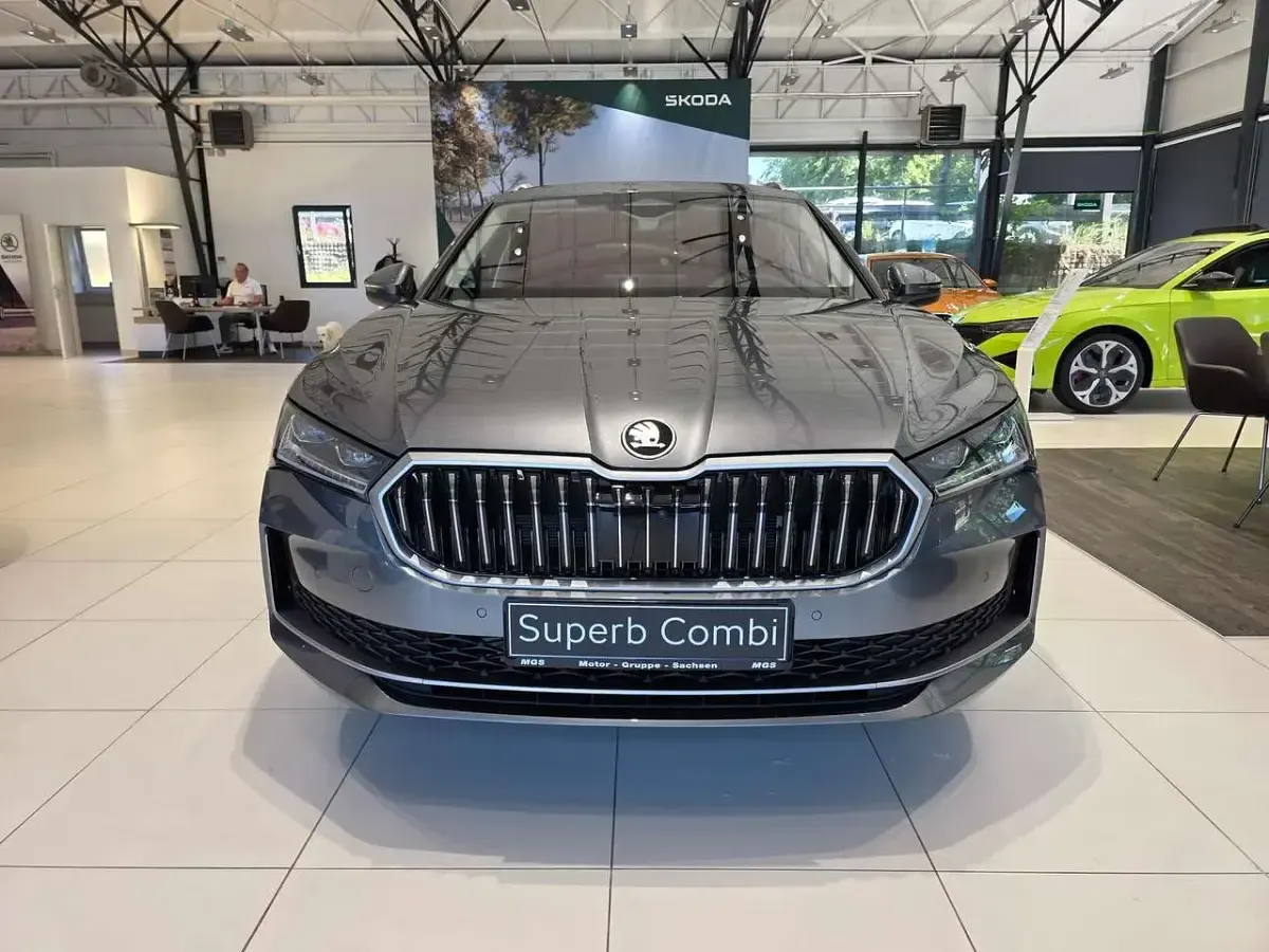 Neu Skoda Superb LAURIN & KLEMENT 204 PS (150 kW) 2025 Graphitegrau metallic Kombi