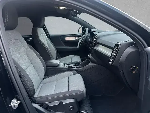 Używany Volvo XC40 Core 163 KM (119 kW) 2025 Czarny SUV