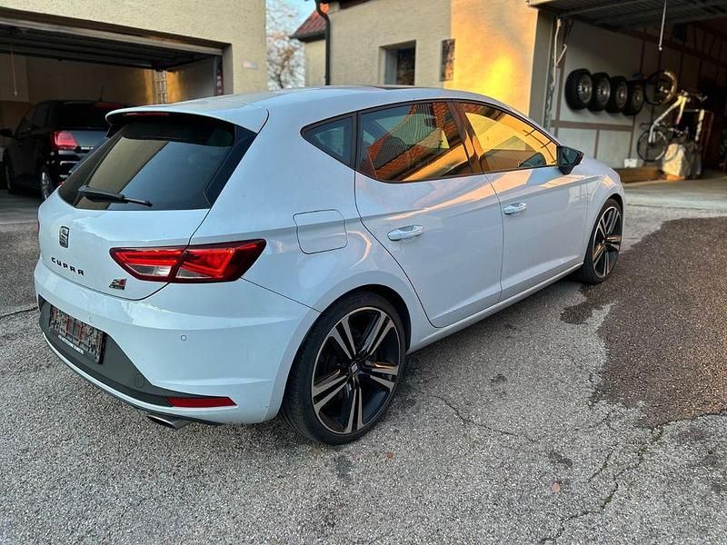 Grau Gebraucht 2016 Cupra Leon Limousine | 22.999 € (Teuer) - Bild 1/3