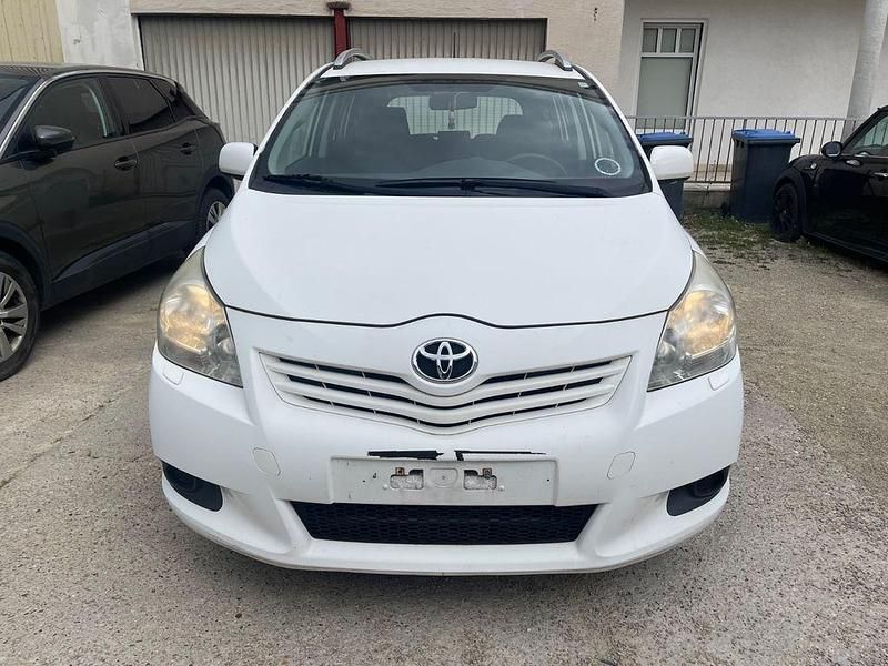Weiß Gebraucht 2010 Toyota Verso Basis Van / Kleinbus | 3.990 € (Superpreis) - Bild 1/4