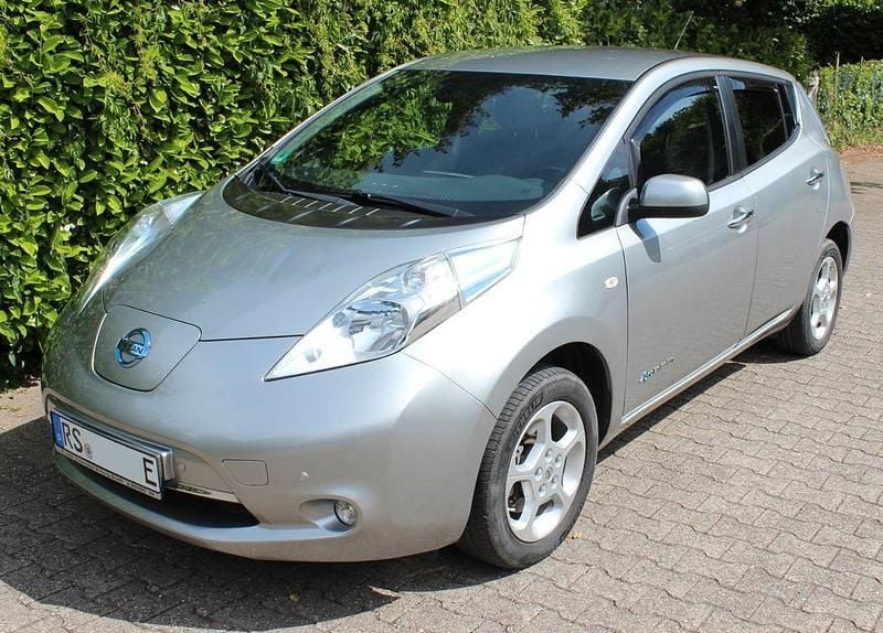 Silber Gebraucht 2015 Nissan Leaf Acenta Kleinwagen | 7.400 € (Fairer Preis) - Bild 1/4