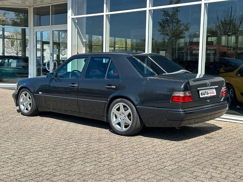 Gebraucht Mercedes E500 326 PS (239 kW) 1993 Schwarz Limousine