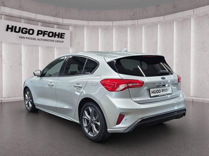 Gebraucht Ford Focus ST-Line 150 PS (110 kW) 2022 Polar silber metallic Limousine