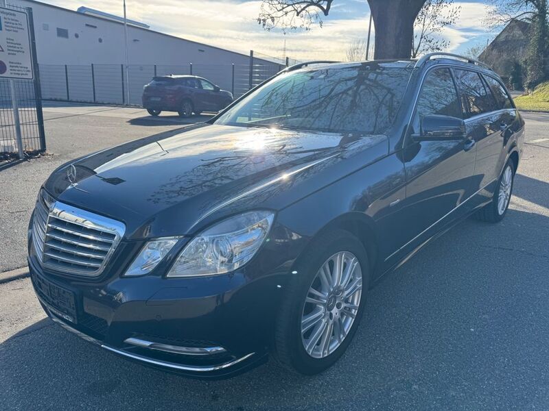 Blau Gebraucht 2012 Mercedes E200 Kombi | 9.950 € (Fairer Preis) - Bild 1/4