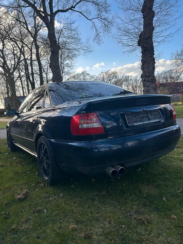 Używany Audi A4 101 KM (74 kW) 1996 Niebieski Sedan/Limuzyna